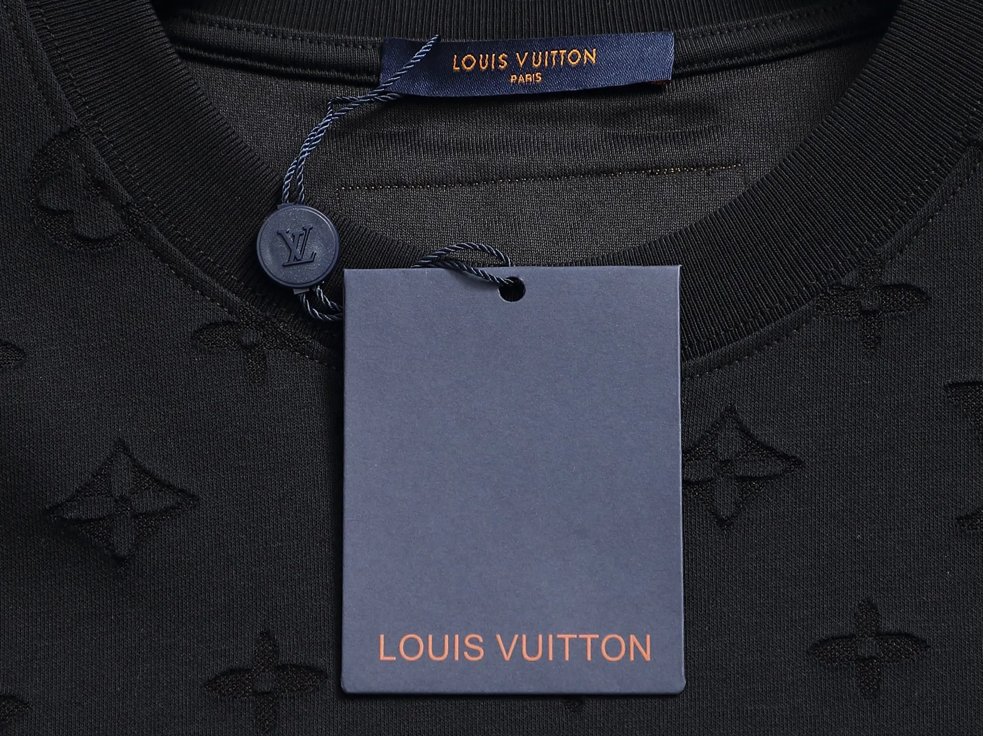 🅿️220 Louis Vuitton/Louis Vuitton Sweater jacquard towel embroidery The large logo is exquisitely upgraded, inspired by the retro embroidery of the 1980s. The original fabric is the same as the official short-sleeved T-shirt. The fabric is dyed in the same vat. It feels very comfortable. The latest brick cabinet synchronization for spring and summer. Fashionable and personalized. Super versatile and good-looking. It is very suitable for both men and women. A must-have for everyone. Hang tag. Collar label. Washed wheat. Complete with three labels. Color: black white. Size: S M L XL